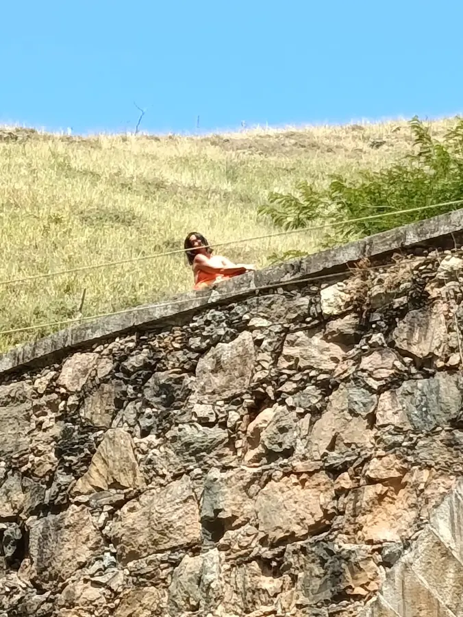 Passageira conhecendo um ponto histórico