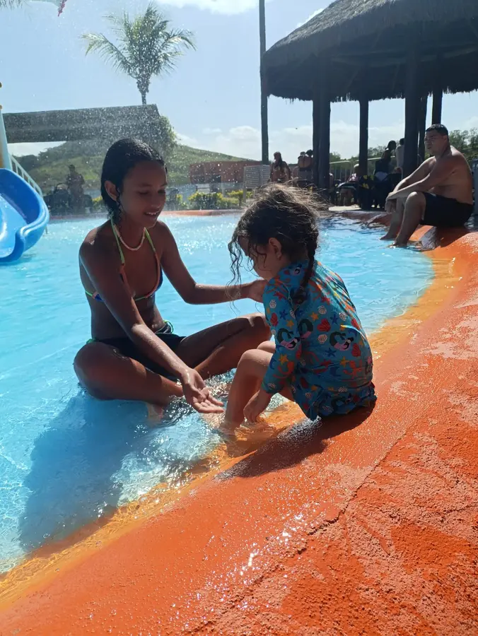 Família aproveitando área de lazer aquático em passeio da Cristour