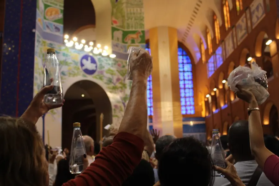Celebração religiosa acompanhada por passageiros