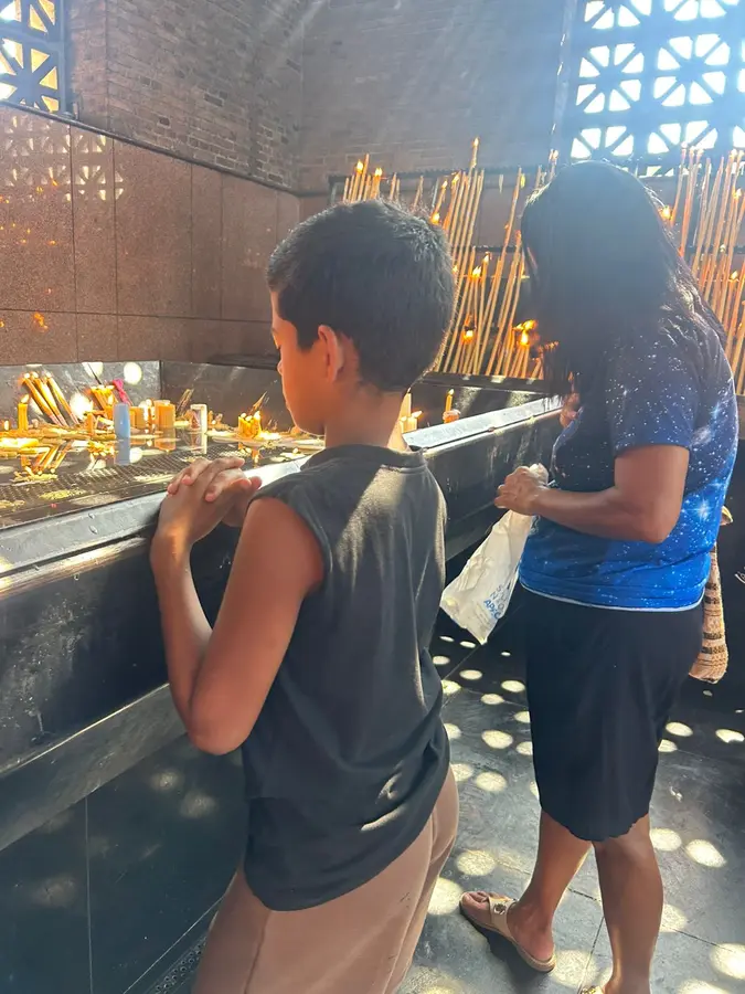 Momento de devoção em excursão religiosa