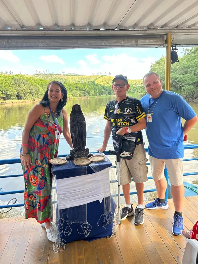 Passageiros reunidos durante viagem